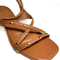 Sandália Trançada Aplicações Douradas - Caramelo