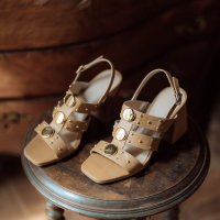 Sandália Faixa com Moedas e Cravos + Salto Bloco 8 cm - Nude